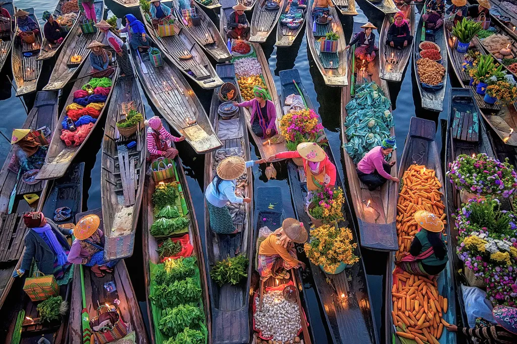 Inle floating market